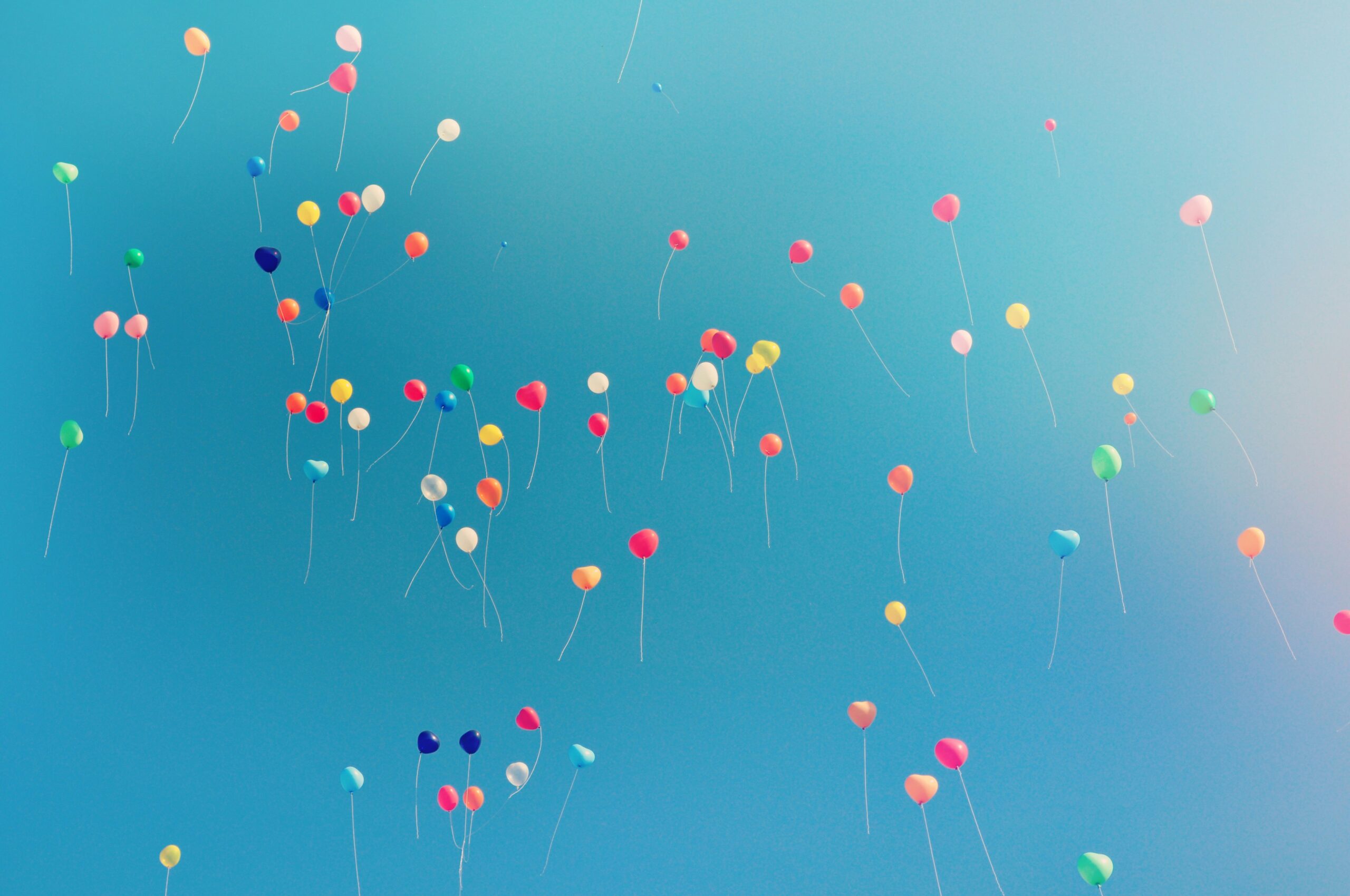 Read more about the article The Business of Celebration and Remembrance: How Balloon Release Services Create Lasting Memories