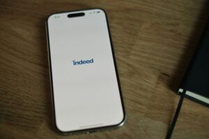 Read more about the article How People Are Surviving Without Traditional Jobs in Today’s Economy